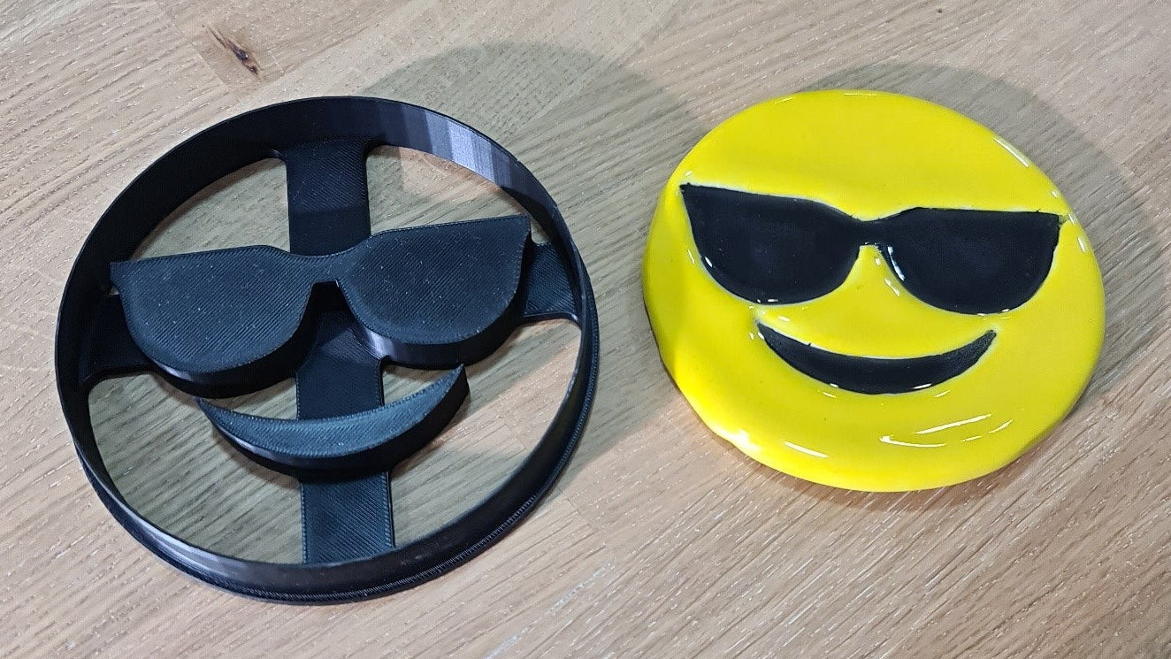Emoji cutter (sunnies)